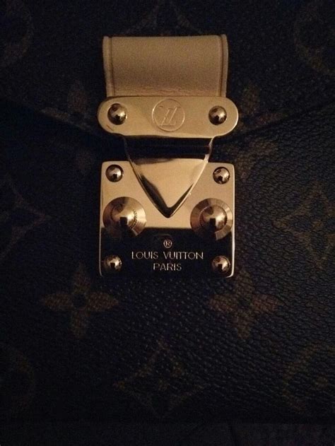 lv pochette metis lock